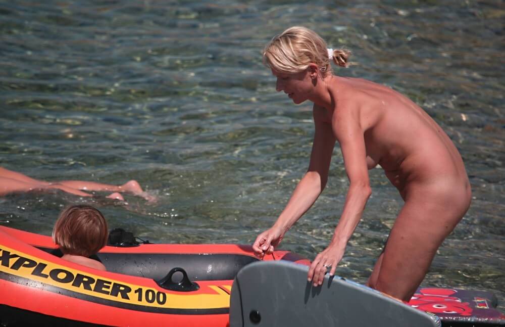 Red Boating for Two Nudists pics - Health is strengthened through naturism