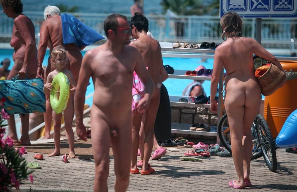 Daytime Nudists Chill Out photos - Naturalness requires openness