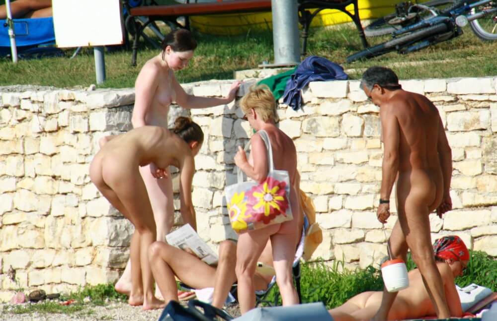 Nude Duet Girls Rail Climb Photo Set - Love for oneself and nature as the foundation of the naturist lifestyle