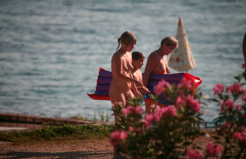 Dusk Til Dawn Showering phoros - Belief in oneself and ones own strengths are important qualities for practitioners of naturism and nudism