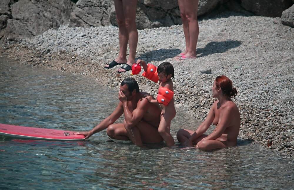 Beach Nudist Family Shore Camp pics - Home naturism in all its glory