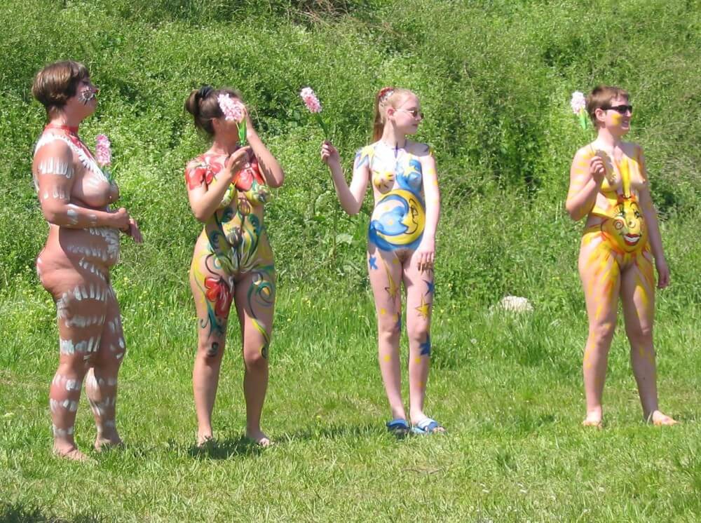 Family String-Apple Game Pics - Lightheartedness and ease are characteristic features of the practice of nudism and naturism