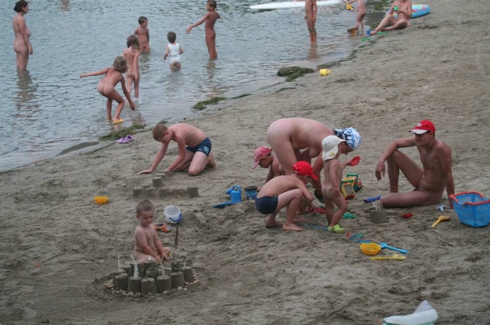 Nude Mom Nurture Series photos - Nudism contributes to the strengthening of psychological health