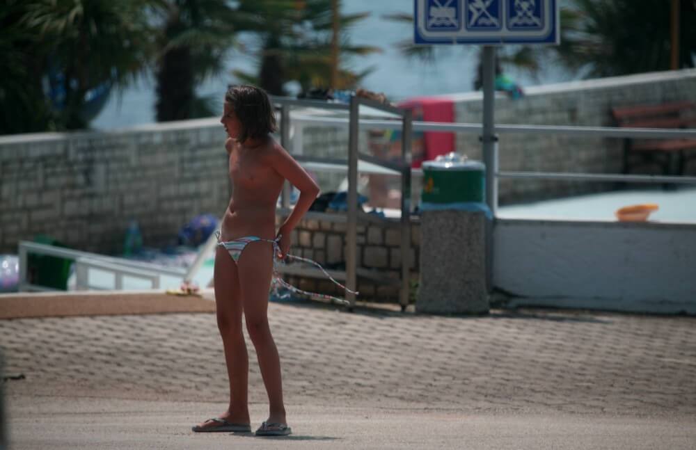 Naturist Pool Walkaround pics - Nudism and naturism help overcome prejudices and fears related to physical appearance