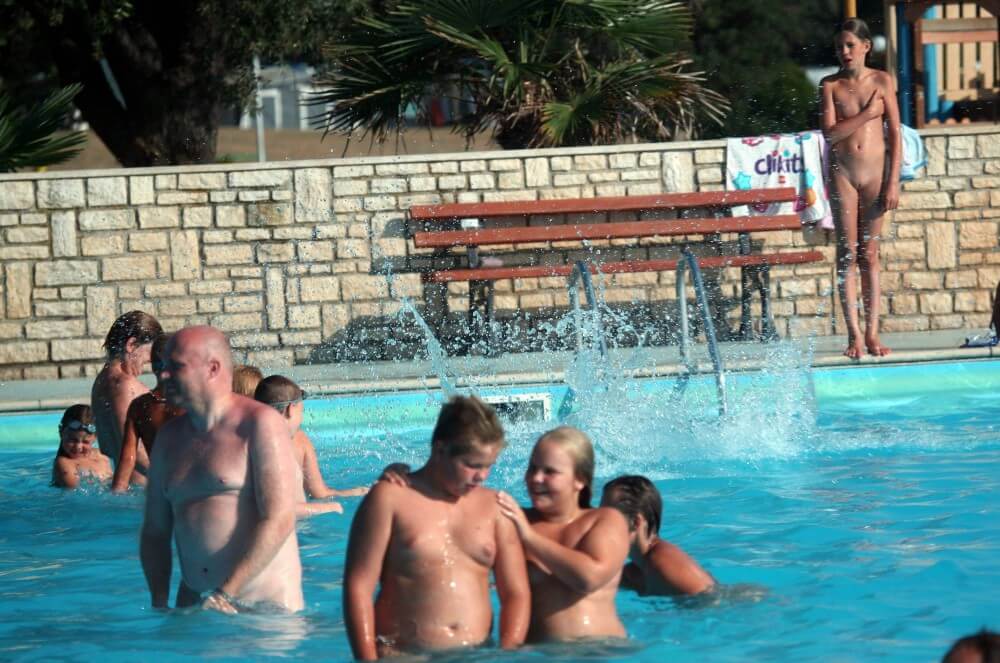 Naturist Pool Girls Profile pics - What did you know about nudism