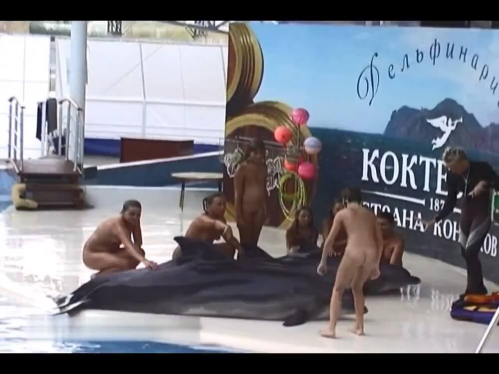 Relaxing at the dolphinarium - Nudism helps overcome shyness and insecurities