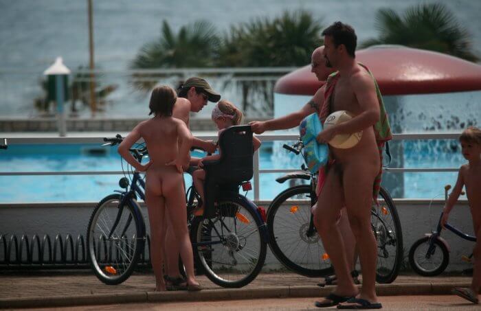 Freedom on two wheels: how cycling and hiking enrich the lives of nudists - People find in this a way to understand that the naked body is part of nature and its beauty