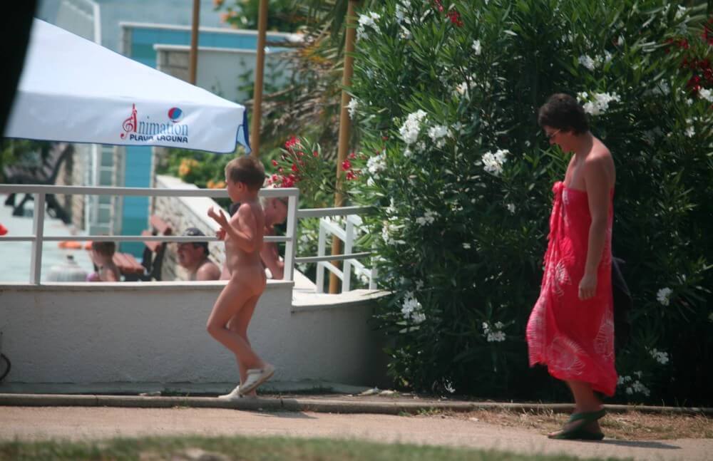 Naturist Pool Walkaround pics - Mutual respect as an important part of the naturist community