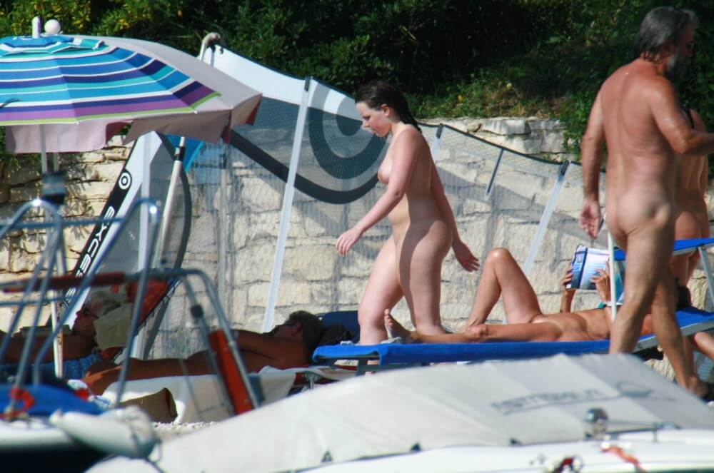 Girl Daytime Bath - Being oneself is the foundation of nudism