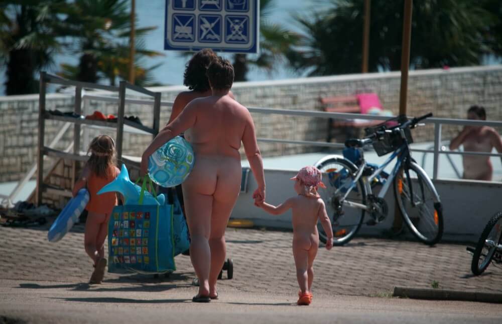 Pool Outskirt Nude Guests pics - Pure naturism teaches us to accept ourselves and others without judgment or criticism