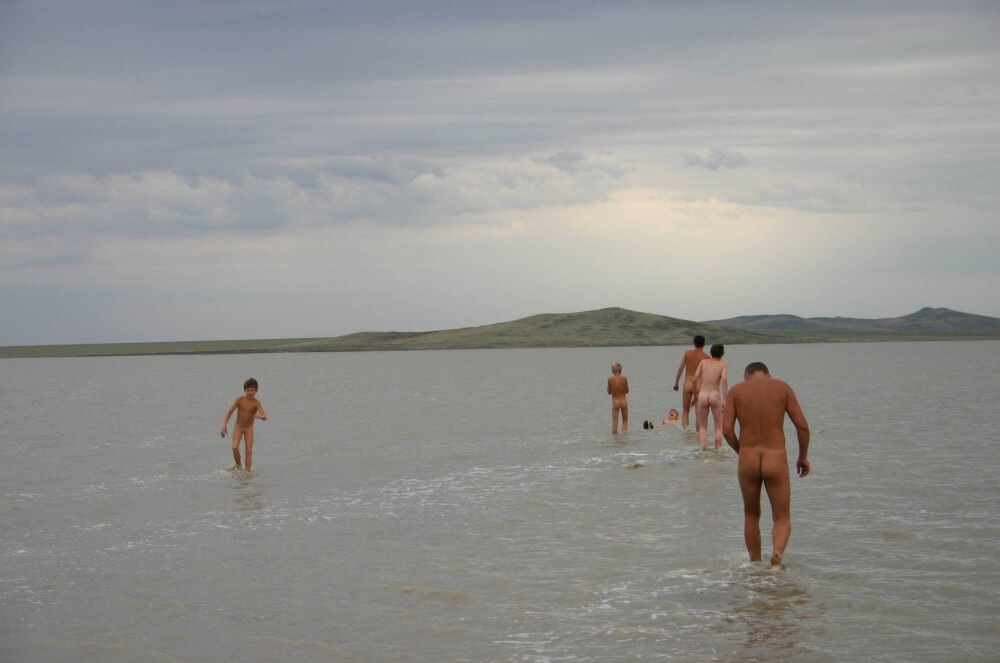 Black-Sea Body Mud Shots pics - There are many political figures among the movements supporters