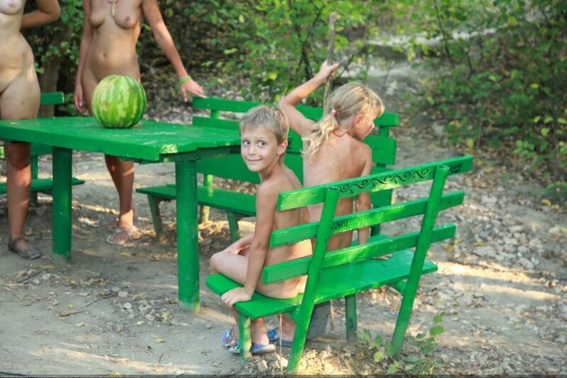 Naturists green picnic photos - The culture of the free body