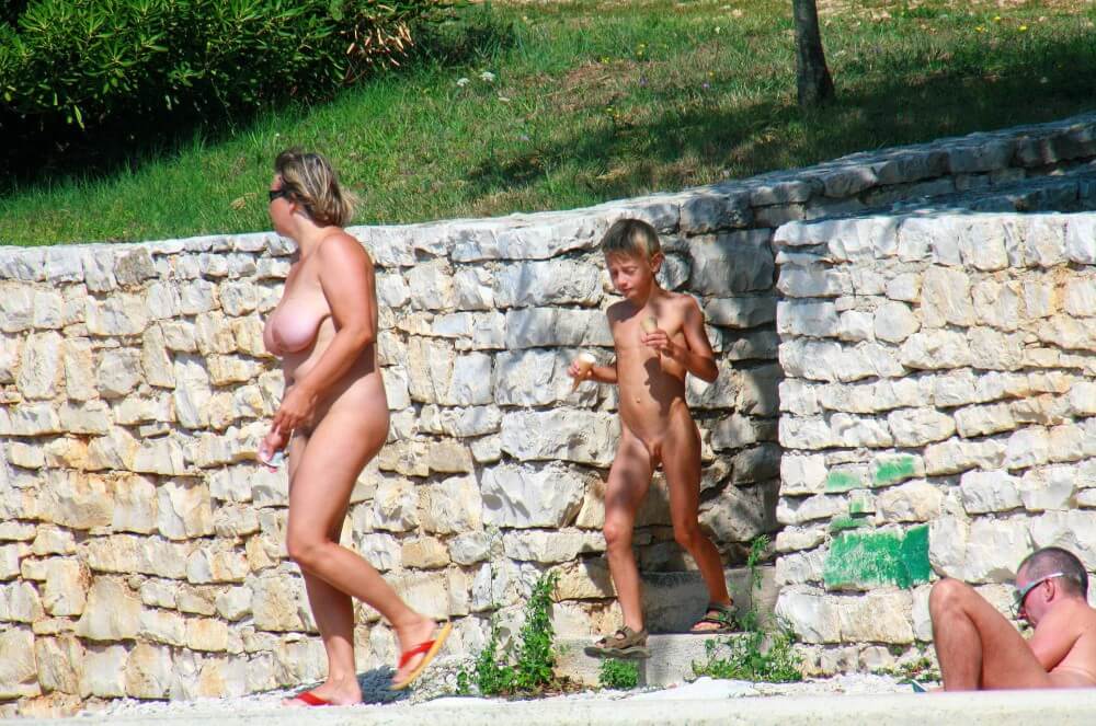 Ula FKK Wall-Side Families pics - Watching us naked in nature