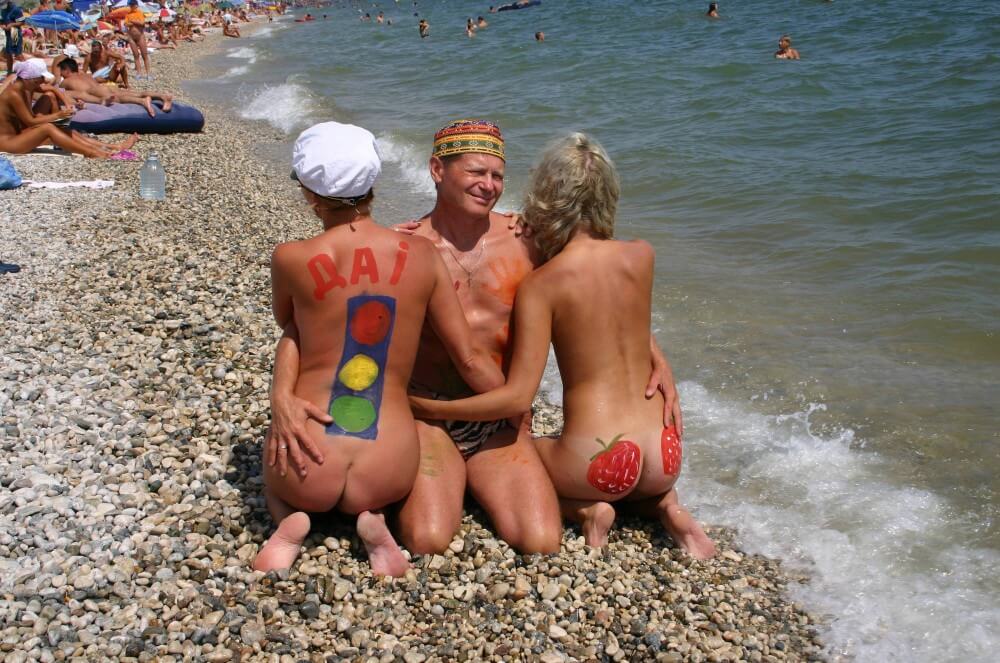 Bold Outdoor Nude Poses pics - Nature and nudism are the best home for a person