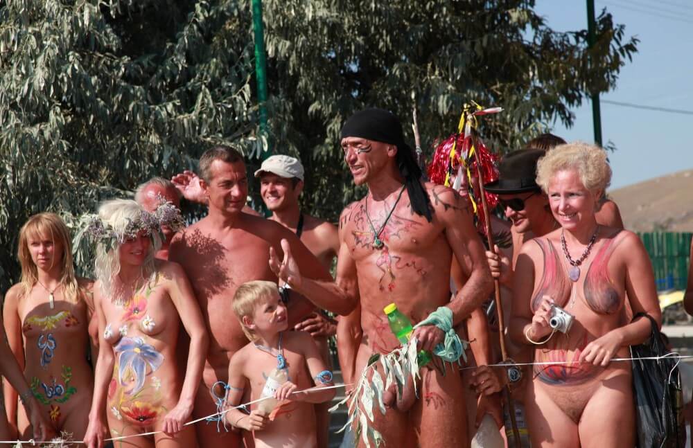 Naturist Day From Behind pics - Spectators are permitted to be naked
