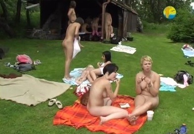 Naturist Freedom: Cottage Picnic - Nudism knows no boundaries