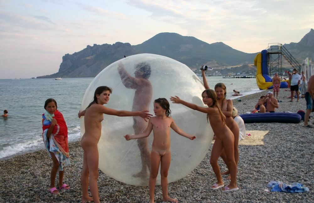 Pics Walk on the Beach Balloon - Nudism and Respect for Nature and the Environment