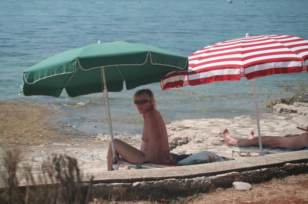 FKK Beachline Front pics - Nudism supports freedom of self-expression and individuality