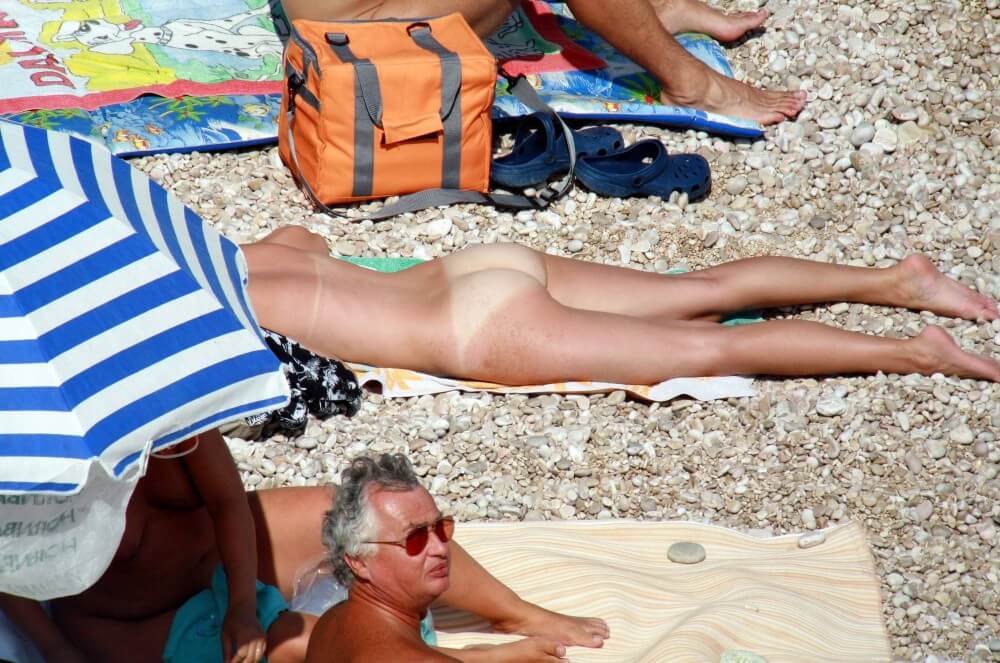 Naturists Beach Relaxation pics - Nudism strengthens friendships and mutual respect
