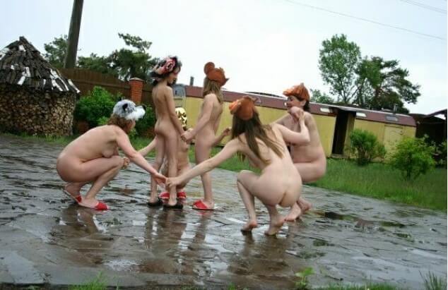 Naturism photo gallery # 23 - Naturists live freely and naturally