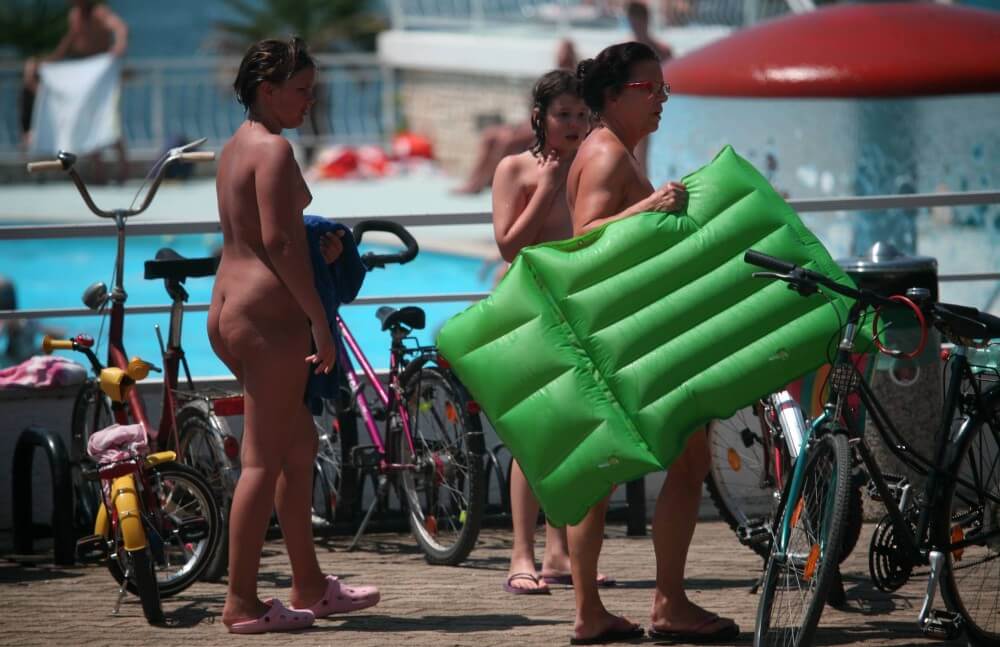 Outdoor Pool Sideliners pics - Naturism creates harmony with the environment