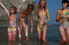 A Mediterranean Crag photos - Nudism helps strengthen friendships
