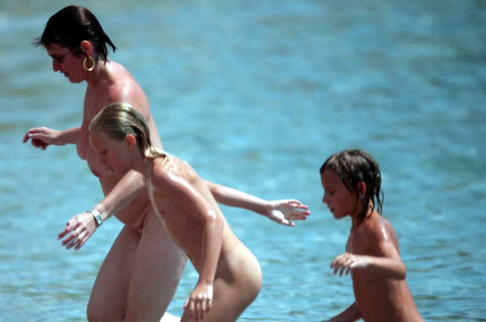 Running From the Waters pics - Freedom and naturalness are important to naturists